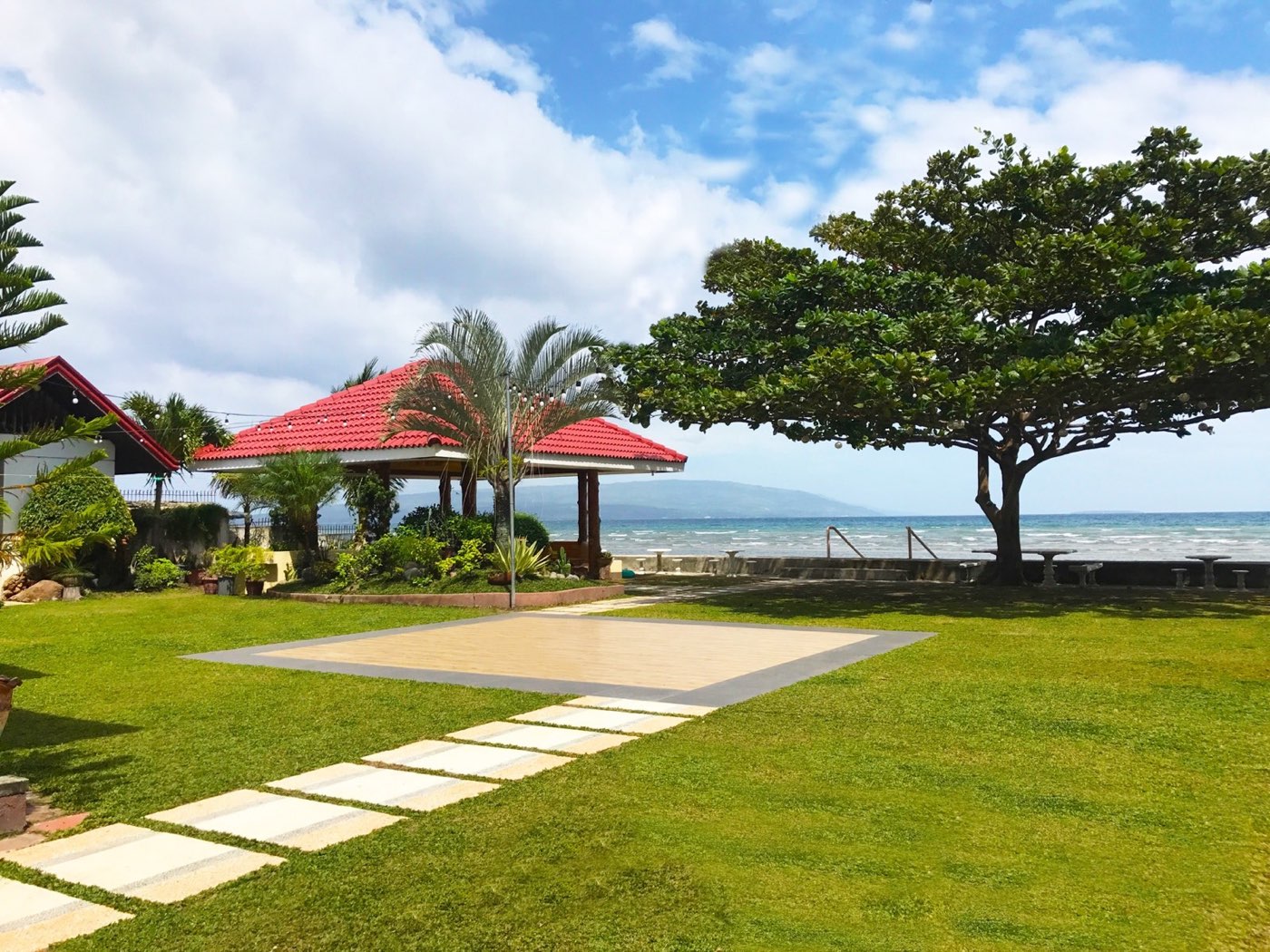 Praia's beachfront lawn and sea view