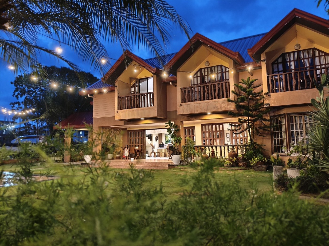 Praia's Private Whole House and lawn at dusk